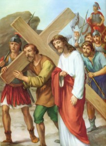 Quinta Estacion Simon el Cirineo ayuda a Jesus a cargar al Cruz