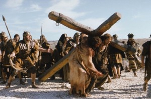 Quinta Estacion Simon el Cirineo ayuda a Jesus a cargar al Cruz